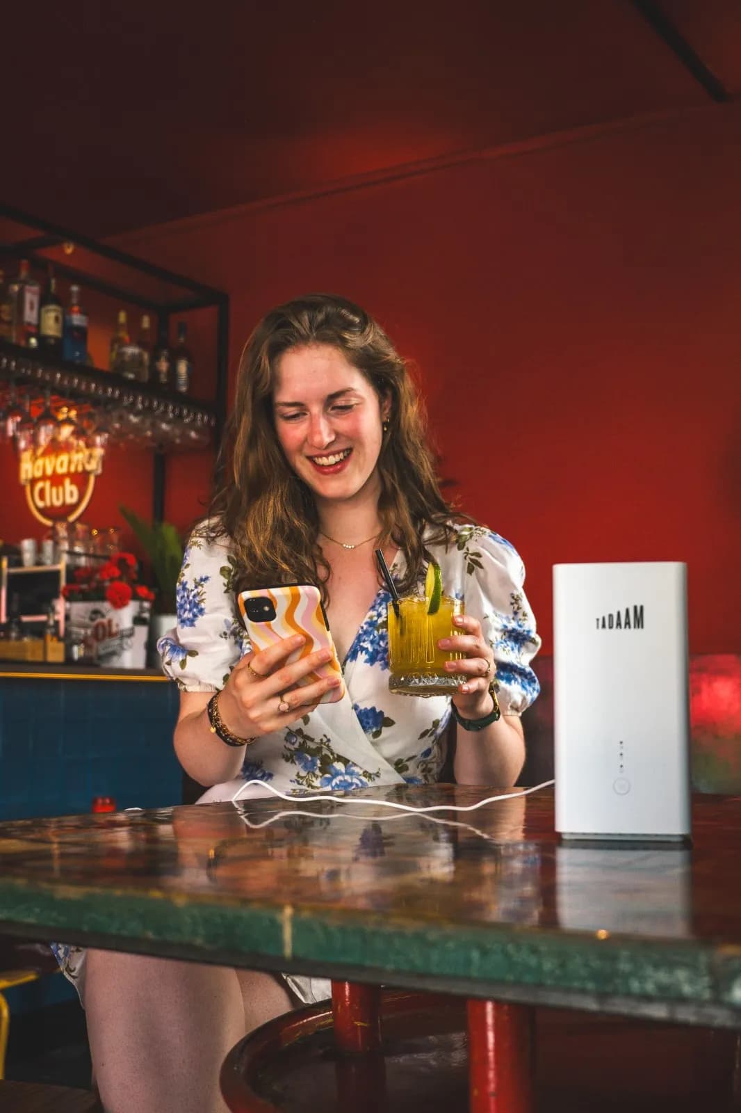 Girl sitting in a bar using a TADAAM Modem